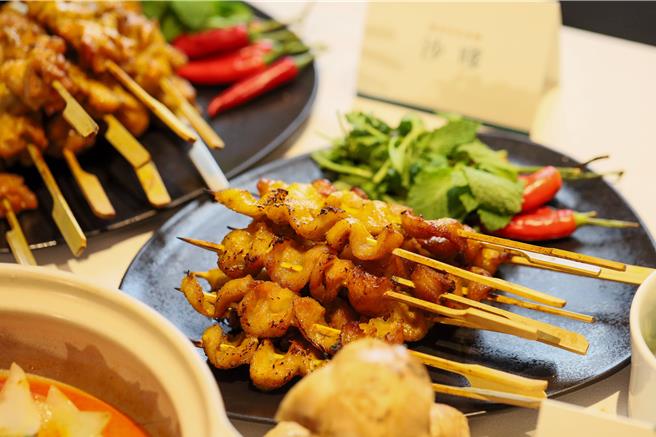 「豪享」自助餐廳餐以魅力多元的新加坡餐飲文化為主，新推出主題菜色「舌尖上的星國之旅」誘客。(高雄萬豪酒店提供)