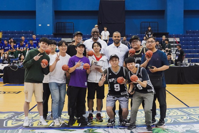 帕克、威金斯跟幸運拿到簽名小球的球迷合照。(國泰金控提供)