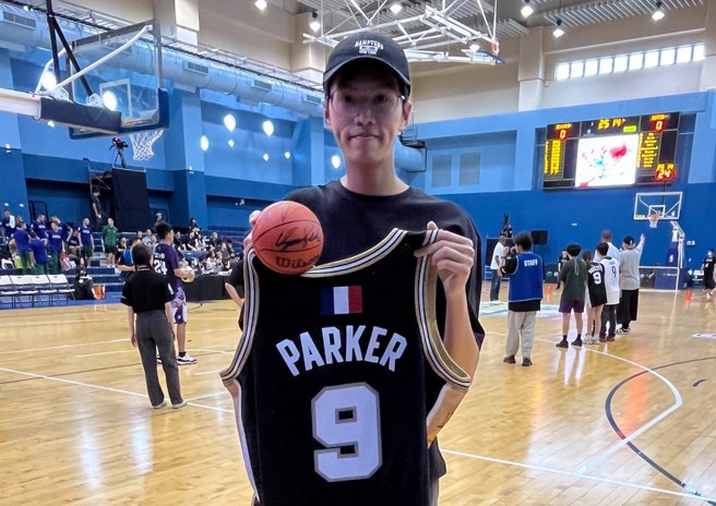 幸運拿到簽名小球的王偉丞。(黃及人攝)