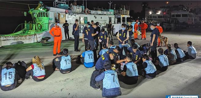 海巡署从2017年开始查缉陈姓男子为首的人蛇集团，继今年3月底海巡在台湾西南部海域逮补喀麦隆籍「JESSIE（婕西）」号杂货轮后，逮补15名越南籍偷渡客（见图）。高雄地检署指挥专案小组，于今（27）日上午到新竹县新丰乡逮补陈男到案。（摘自海巡署长室脸书／林瑞益高雄传真）