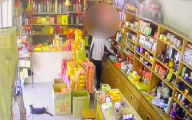 76岁程姓老窃贼到香铺佯装要买鞭炮，趁老板娘进屋内拿货时，偷走放在柜台上的钱包。（翻摄画面）