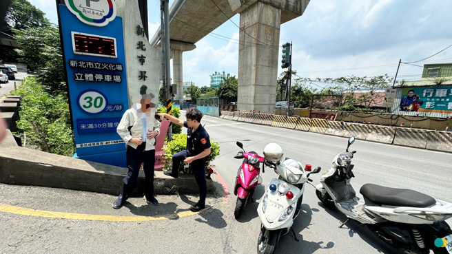 员警发动拦截围捕，在介寿路上的火葬场前，发现男子踪影，于是上前拦车。（图／警方提供）