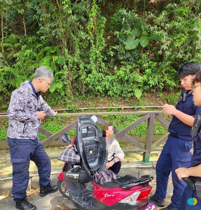 员警发动拦截围捕，在介寿路上的火葬场前，发现男子踪影，于是上前拦车。（图／警方提供）