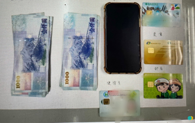 员警发动拦截围捕，在介寿路上的火葬场前，发现男子踪影，于是上前拦车，当场查获被害人皮包遭窃的手机、提款卡及现金2万元。（图／警方提供）