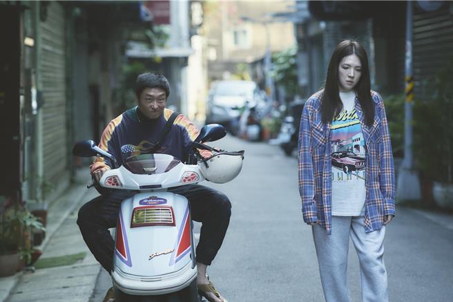 柯宇纶（左）和许玮宁首次合作演兄妹，默契十足。（公视、MyVideo出品，八大提供）