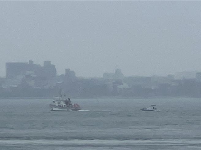 今日下午金门大桥附近海域，1艘波特船进行海上作业时不明原因突翻覆，船上2名本国籍钓客双双落海；海巡队获报立即派遣线上巡防艇赶往驰援。(图／民眾提供)