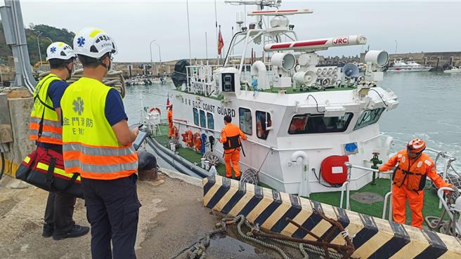 金门大桥附近海域今日下午惊传1艘波特船翻覆，船上2名钓客双双落海；海巡队获报立即派遣线上巡防艇赶往驰援，所幸2人均已被顺利救起，由海巡艇平安送回渔港。(图／民眾提供)