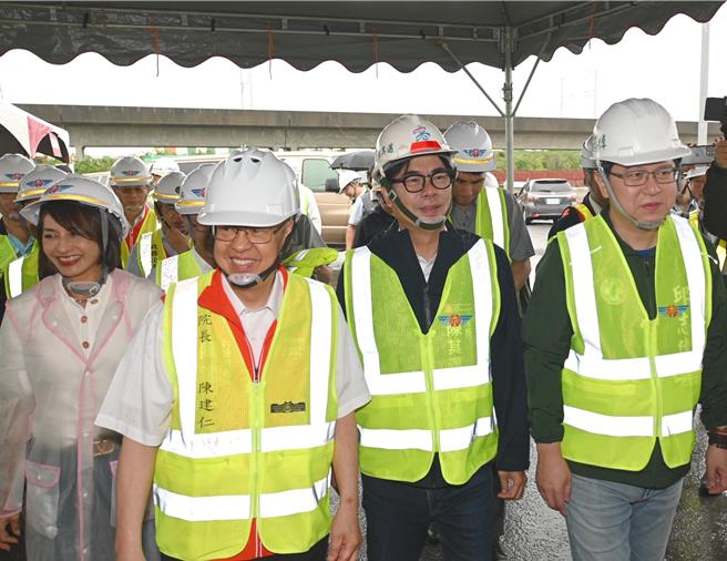 行政院長陳建仁（左二）27日到高雄視察台39線（高鐵橋下道路）延伸至仁武規畫及推動情形，高雄市長陳其邁（右二）陪同。（林瑞益攝）