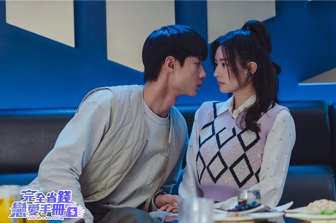 黄柏峰（左）藉酒壮胆 向陈语安表达爱慕之意。（TVBS提供）