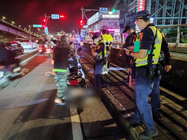 警方另與環保局人員共同在轄內噪音車熱點聯合稽查取締「改管」歪風。（圖／警方提供）