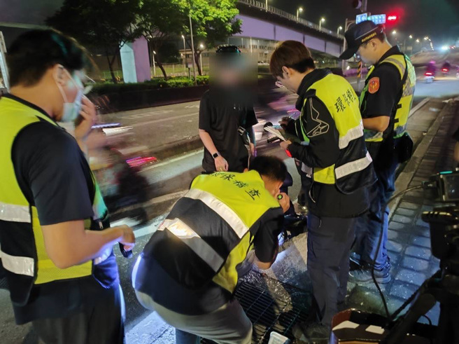 警方另與環保局人員共同在轄內噪音車熱點聯合稽查取締「改管」歪風。（圖／警方提供）