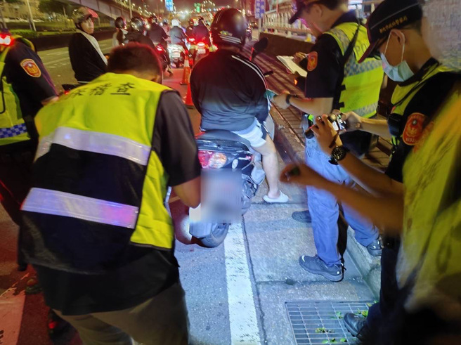 警方另與環保局人員共同在轄內噪音車熱點聯合稽查取締「改管」歪風。（圖／警方提供）