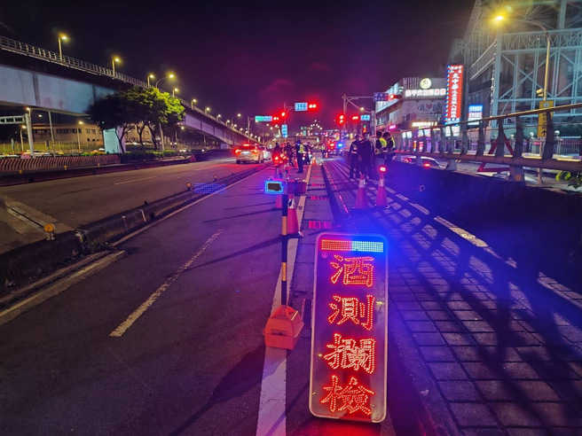 警方另與環保局人員共同在轄內噪音車熱點聯合稽查取締「改管」歪風。（圖／警方提供）