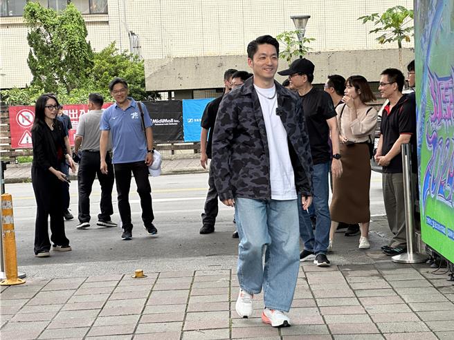 針對北士科爭議，台北市長蔣萬安27日下午受訪時也隨即表示，自己相當了解北士科是地上權，相信柯文哲也相當清楚，現階段已經啟動政風調查，有問題依法查辦，沒問題就還當事人清白，「柯市長可以Chill一點，Chill out dude。」（丁上程攝）