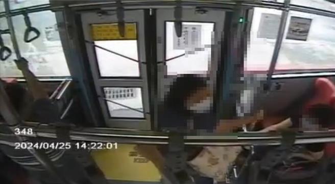 基隆市25日有1位婦女站在公車後門等下車時，一位老翁嫌她動作慢，先是言語叫囂，後下車竟把婦人拖下車，還踹她一腳。圖為老翁嗆聲情形。（翻攝畫面／徐佑昇基隆傳真）