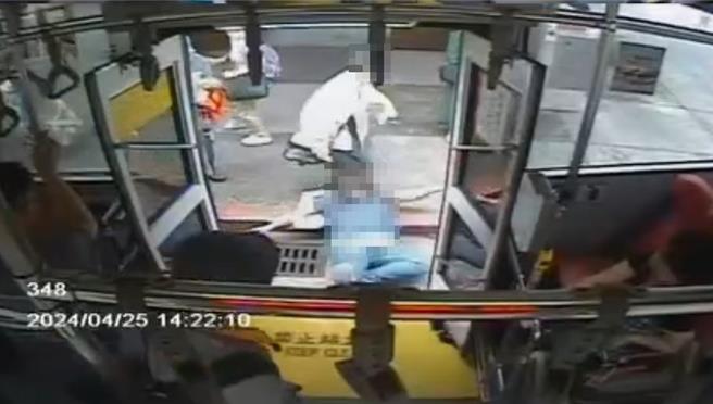 基隆市25日有1位婦女站在公車後門等下車時，一位老翁嫌她動作慢，先是言語叫囂，後下車竟把婦人拖下車，還踹她一腳，導致該婦人頭部多處受傷。（翻攝畫面／徐佑昇基隆傳真）