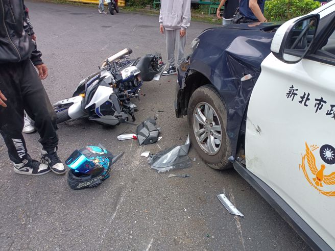 新店分局在台9線北宜公路32.8公里處財茂萬進行防飆勤務時，23歲余姓男機車騎士過彎時不慎自摔，擦撞警車。（圖／警方提供）