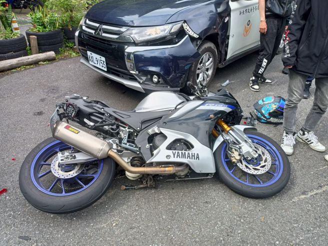 新店分局在台9線北宜公路32.8公里處財茂萬進行防飆勤務時，23歲余姓男機車騎士過彎時不慎自摔，擦撞警車。（圖／警方提供）