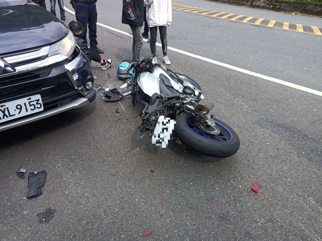 新店分局在台9線北宜公路32.8公里處財茂萬進行防飆勤務時，23歲余姓男機車騎士過彎時不慎自摔，擦撞警車。（圖／警方提供）