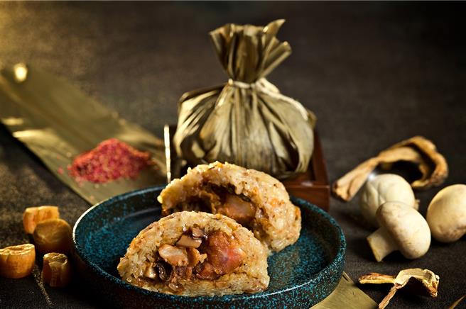 今年首度推出的新品「肝菌梅膏肉排藜麥粽」，結合潮式特色梅膏醬，主打潮式創新風味，單顆售價220元，6入優惠價1288元。（潮品集 潮州餐廳提供）