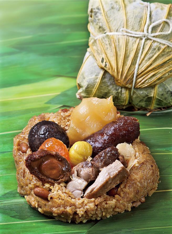 「松茸極品四寶粽」是老饕過節指定款，包裹整粒鮑魚、上選烏參、豐潤花膠及瑤柱等多種豪華海味，單顆售價1880元，適合端午聚會分食。（潮品集 潮州餐廳提供）