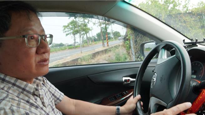 方澤心開車在善化區公墓繞行，對各公墓大小道路瞭若指掌。（寶智華攝）