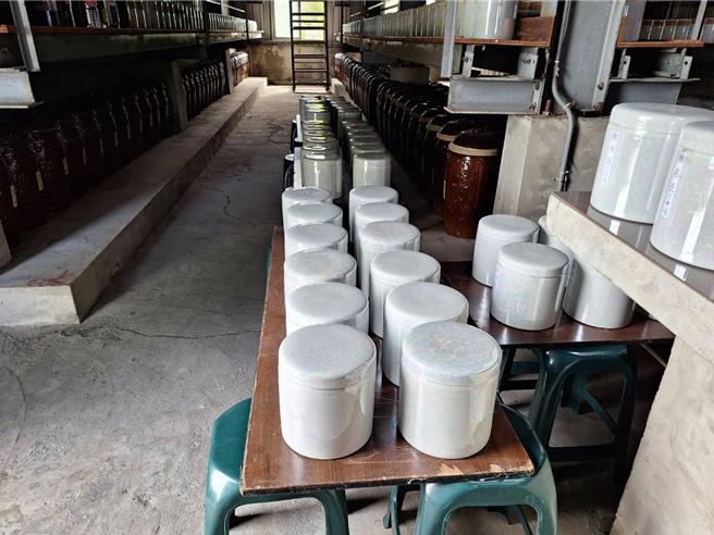 方澤心擔任區長任內，清整出500門無主墳，都安座在第一公墓臨時塔內。（民眾提供／寶智華台南傳真）