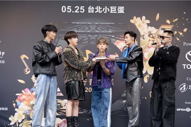 鼓鼓（中）27日出席hito流行音乐奖抢票会，U：NUS为他惊喜庆生。（Hit Fm联播网提供）