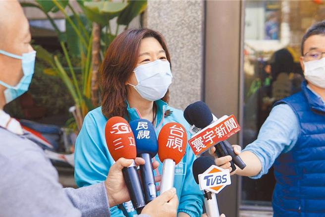 前民进党立委林静仪，图为她2021年12月参选台中二选区立委补选，到龙井区参加造势活动。（本报资料照片）