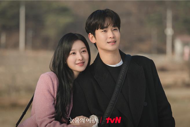 金秀賢（右）和金智媛在《淚之女王》中的甜蜜互動讓劇迷跪求原地結婚。（摘自tvN drama官方臉書）
