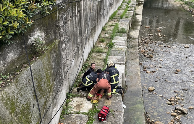 今（27日）下午17時許，新北市五股區五福路五福橋下發生一起墜落意外。（圖／民眾提供）