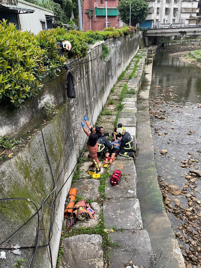 今（27日）下午17時許，新北市五股區五福路五福橋下發生一起墜落意外。（圖／民眾提供）