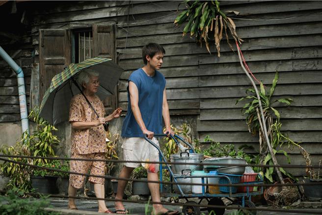Billkin在片中与素人演员Taew动人诠释阿嬷与孙子。（CATCHPLAY提供）