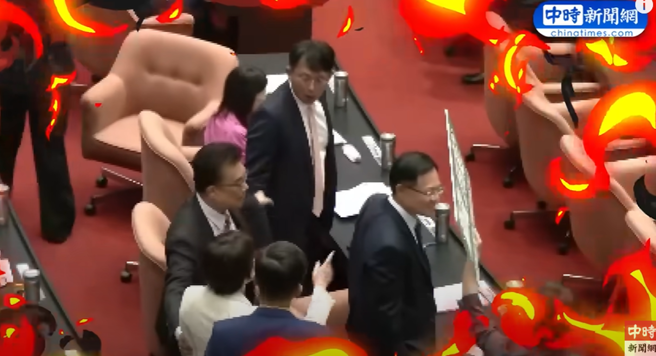 民眾党立委黄国昌狂吼民进党立委范云「我有欠你喔」。（取自中时新闻网影片）