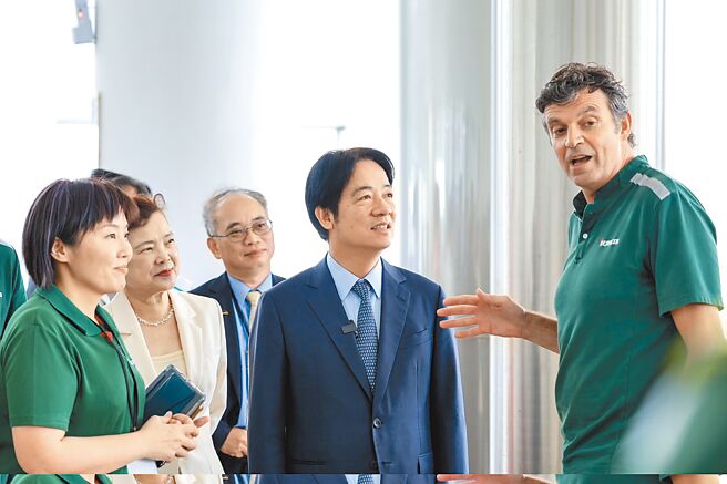 準總統賴清德（圖中）26日參觀海尼根屏東酒廠。圖／業者提供
