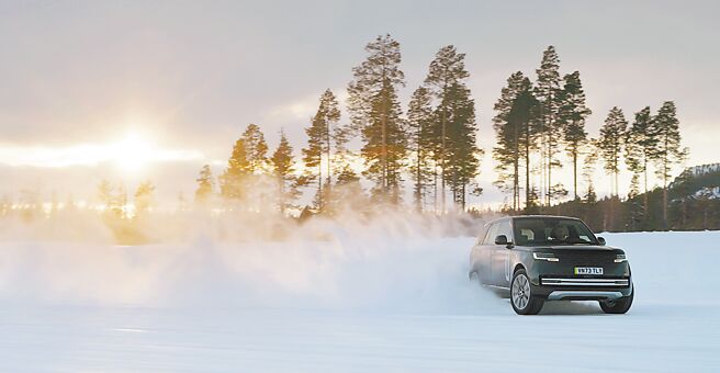 Range Rover Electric於瑞典結冰的湖泊上測試在低抓地力的路面表現，驗證了全新的純電動力傳輸系統已超越燃油車款享譽盛名的絕佳性能。圖／業者提供