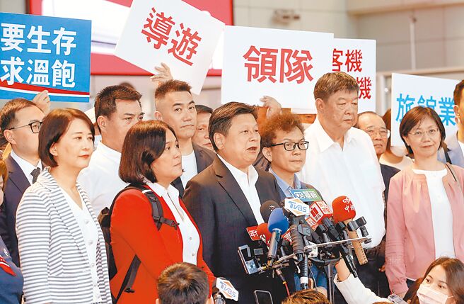 国民党立院总召傅昆萁（前左三）26日率团访问大陆，希望此行能降低两岸仇恨、恢復双方交流。（范扬光摄）