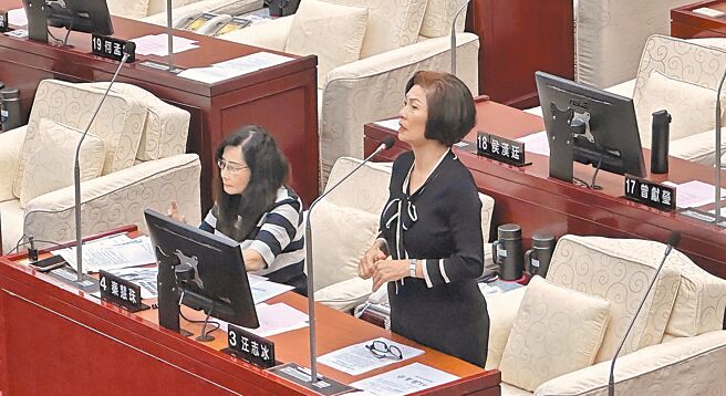 国民党台北市议员汪志冰（右）26日指出，5年来北市卫生局的稽查人员，离、调职率高达4成，且稽查人员招聘不易，恐成人力缺口。（丁上程摄）