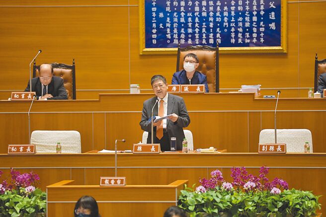 新竹縣長楊文科26日率縣府團隊到縣議會做施政報告。（新竹縣府提供／邱立雅竹縣傳真）
