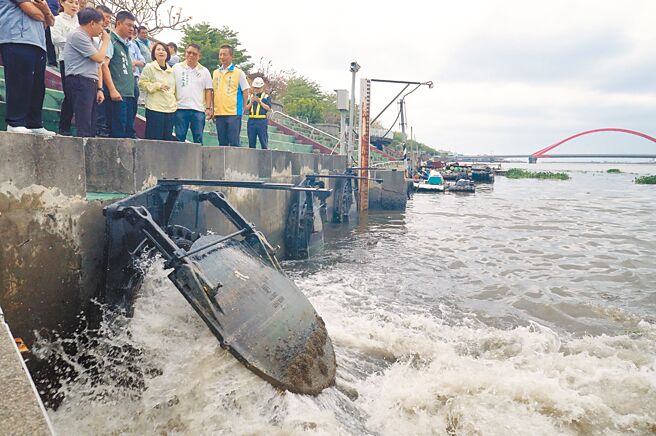 屏東縣長周春米（右四）前往東港鎮成功抽水站視察，了解防災整備及抽水機運作情形。（羅琦文攝）