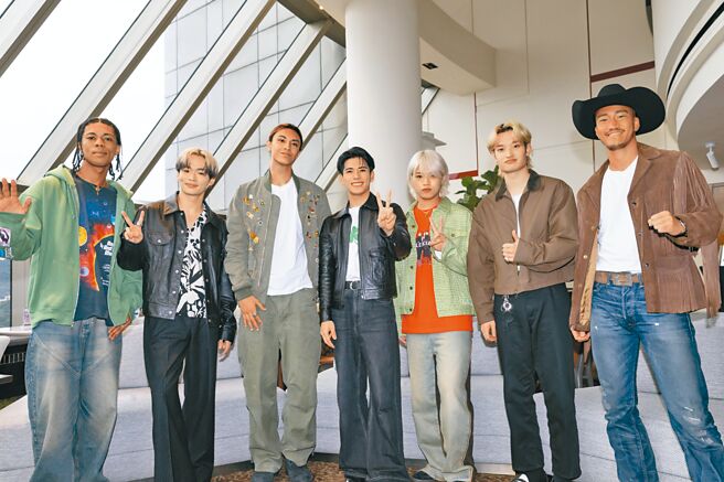 PSYCHIC FEVER首度來台，26日一下機就立刻接受訪問。（LDH愛夢悅提供）