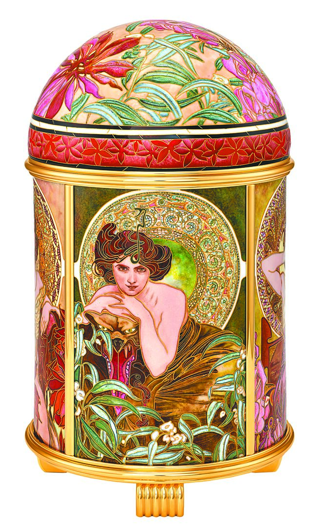 編號20157M-001「繆斯女神」掐絲琺瑯拱頂座鐘，以微繪琺瑯工藝重現捷克畫家阿爾豐斯慕夏（Alfons Mucha）的畫作。（Patek Philippe提供）