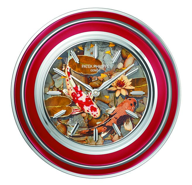 百達翡麗編號25027M-001「錦鯉」座鐘，以微型木鑲嵌手法勾勒鯉魚優游池中的美景。（Patek Philippe提供）