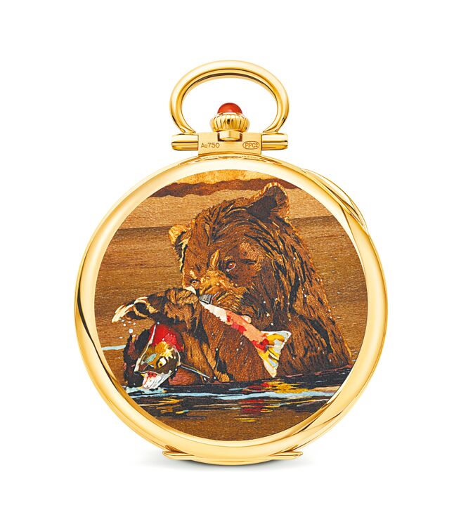 百達翡麗編號995/144J-001「熊與鮭魚」懷表，以微型木鑲嵌手法勾勒黑熊獵捕鮭魚的瞬間。（Patek Philippe提供）