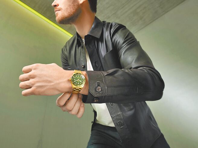 受到街頭潮流時尚的影響，加上國際金價不斷攀升，帝舵表推出奢華版Black Bay 58 18K金腕表，約102萬2000元。（TUDOR提供）