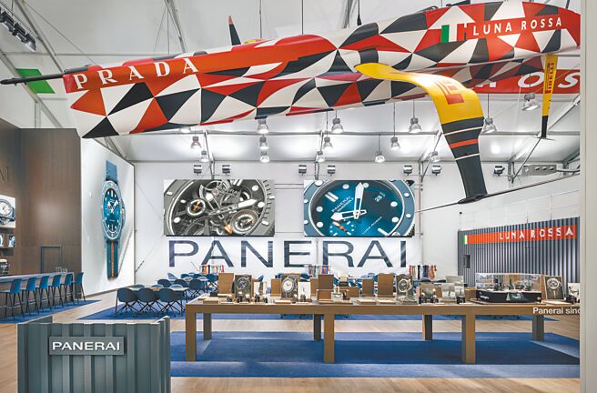 沛納海在WW表展懸掛Luna Rossa Prada Pirelli帆船，成為展場的最大亮點。（Panerai提供）
