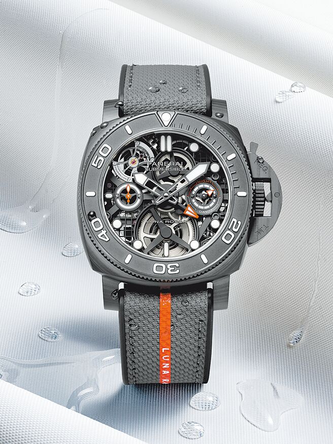 沛納海Submersible Tourbillon GMT Luna Rossa Experience Edition PAM01405陀飛輪腕表，腕表主人受邀前往巴塞隆納直擊Luna Rossa帆船爭冠的勝利時間，約583萬4000元。（Panerai提供）