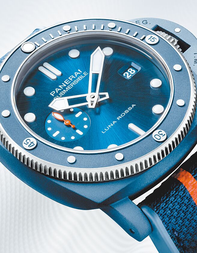 沛納海Submersible QuarantaQuattro Luna Rossa Ti-Ceramitech腕表，採用獨家Ti-Ceramitech鈦金屬陶瓷材質，更輕、更堅硬耐磨，藍色表盤款PAM1466約51萬元。（Panerai提供）