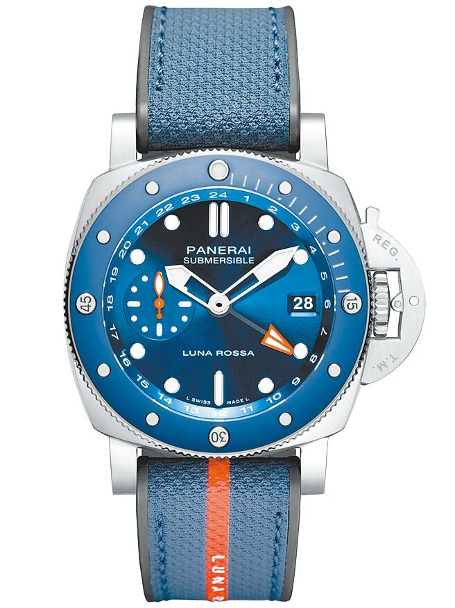 沛納海Submersible GMT Luna Rossa Titanio PAM01507腕表，採用Super LumiNova X2夜光塗層，更亮更持久，約37萬8000元。（Panerai提供）