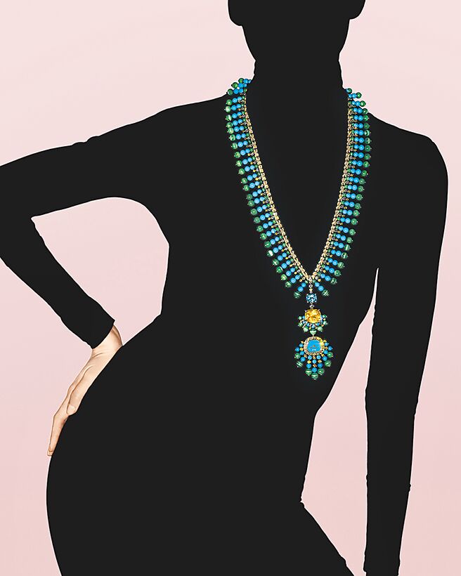 伯爵Swinging Sautoir 18K黄金海水蓝宝石与黄色蓝宝石项炼表，全球限量一件。（PIAGET提供）